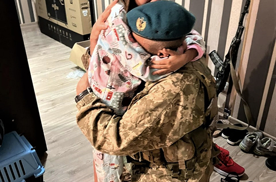 A father sees his daughter for the first time since the full-scale invasion. July 2023 / Viacheslav Abroskin