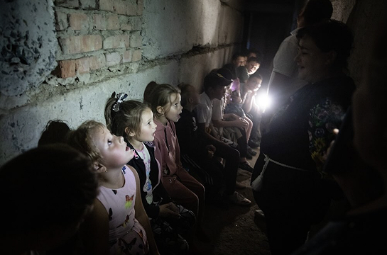 Children forced to hide underground during a russian missile attack on Kharkiv, 2023 / Mykhailo Palynchak